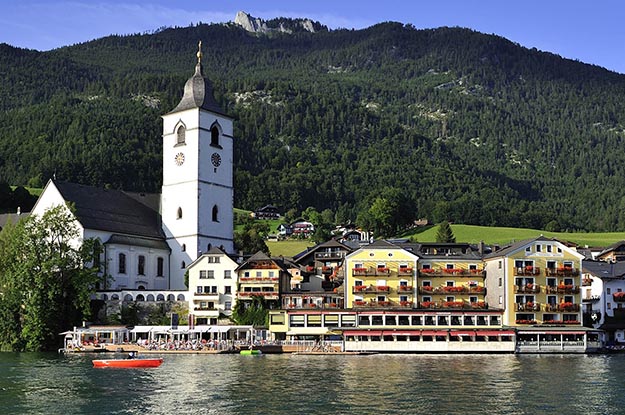 Hotel na jezeře Wolfgangsee je pravá romantika: jako opereta, i jako hotel